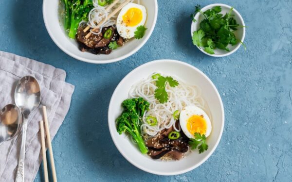 Ramen makaronai su kiaušiniais ir brokoliais