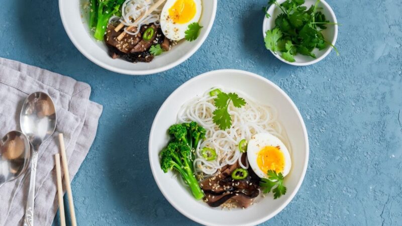Ramen makaronai su kiaušiniais ir brokoliais