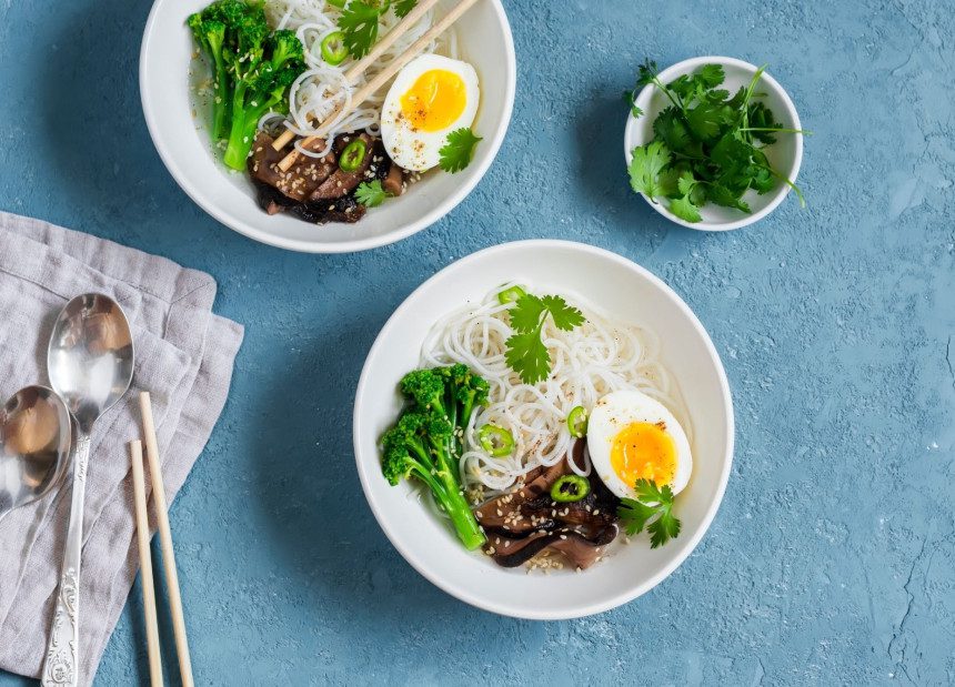 Ramen makaronai su kiaušiniais ir brokoliais