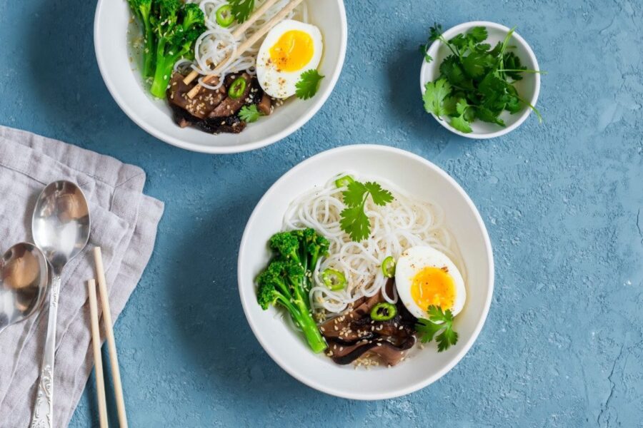 Ramen makaronai su kiaušiniais ir brokoliais