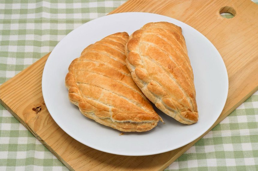 Rūkytu sūriu ir bulvėmis įdaryti pyragėliai
