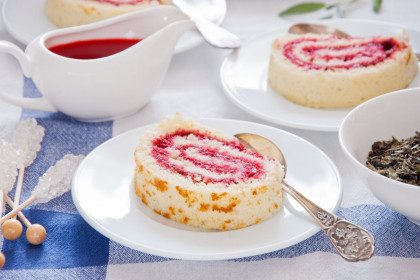 Saldus vyniotinis su aviečių džemu