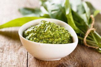 Salotų lapų pesto