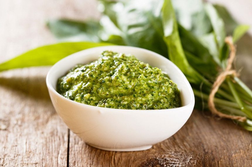Salotų lapų pesto