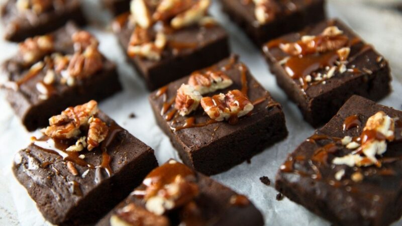 Šokoladainis su sūdytos karamelės sluoksniu