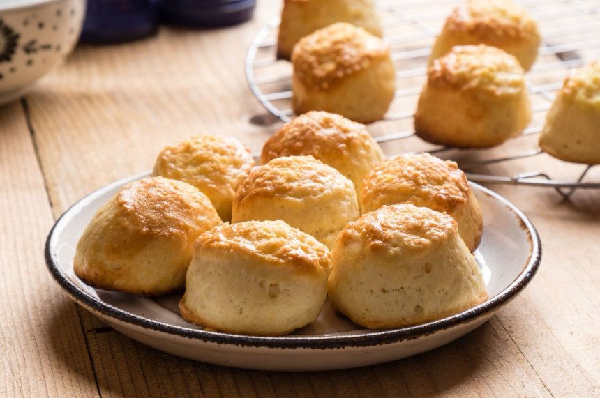 Sūrio ir alyvuogių bandelės (scones)