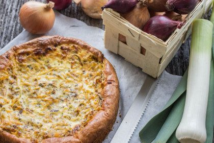 Svogūnų ir laiškinių česnakų tarta