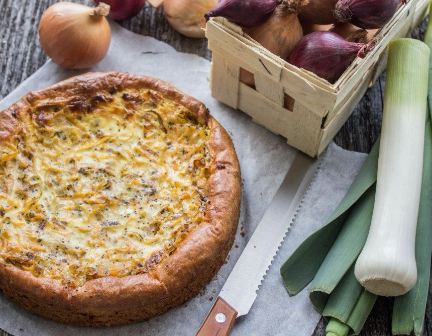 Svogūnų ir laiškinių česnakų tarta