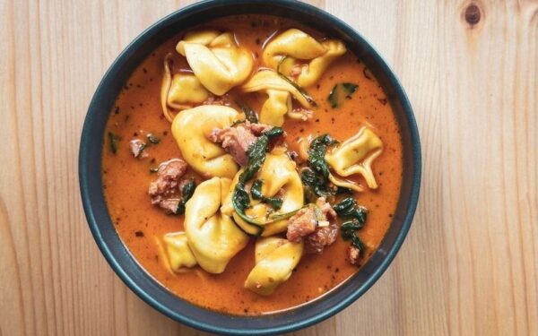 Tortelini sriuba su šviežiomis dešrelėmis