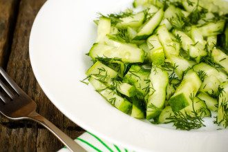 Traiškytų agurkų salotos su feta ir krapais