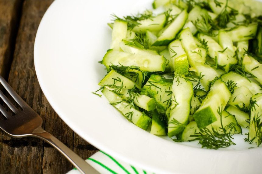 Traiškytų agurkų salotos su feta ir krapais