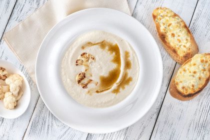 Trinta žiedinių kopūstų sriuba su kokosų pienu