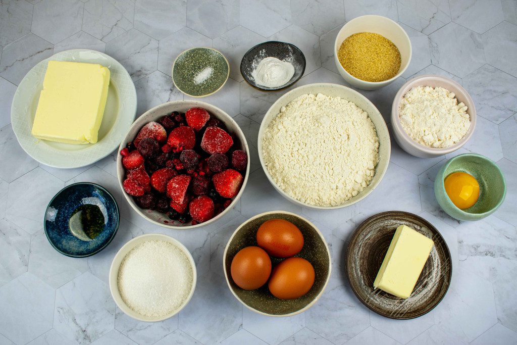 Trupiniuotis-su-saldytomis-uogomis-ingredientai - Laikas.lt Trupiniuotis su šaldytomis uogomis. Ingredientai