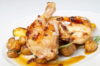 Vištos šlaunelės su bulvėmis ir salsa verde