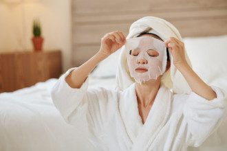 Ar lakštinės kaukės iš tikrųjų gali pagerinti jūsų odą?