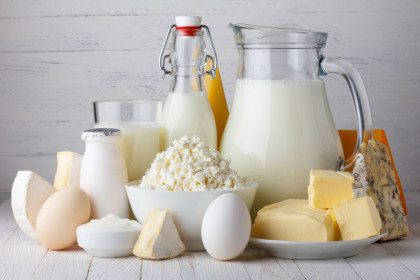 Ar pienas tikrai sukelia spuogus?
