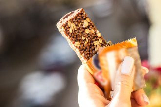 Baltyminiai batonėliai – ar tikrai sveikesnė saldumynų alternatyva?