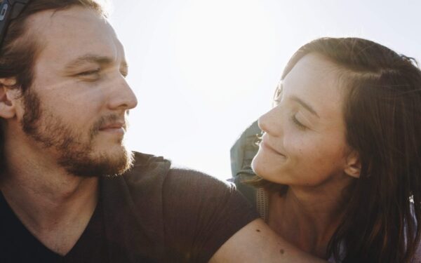 Savaitės astronominis atitikmuo (2025-20 savaitė): Svarstyklės ir Šaulys—ar meilė nugalės skirtumus šiame iššūkių pilname dangaus šokyje?