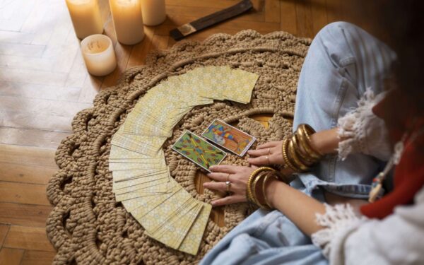Savaitės horoskopas (2025 metų 21 savaitė): Tikėkitės netikėtų posūkių meilės ir karjeros srityse keliems Zodiako ženklams!