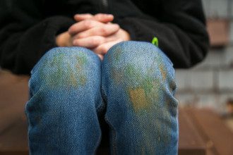 Kaip pašalinti žolės dėmes iš drabužių: patarimai