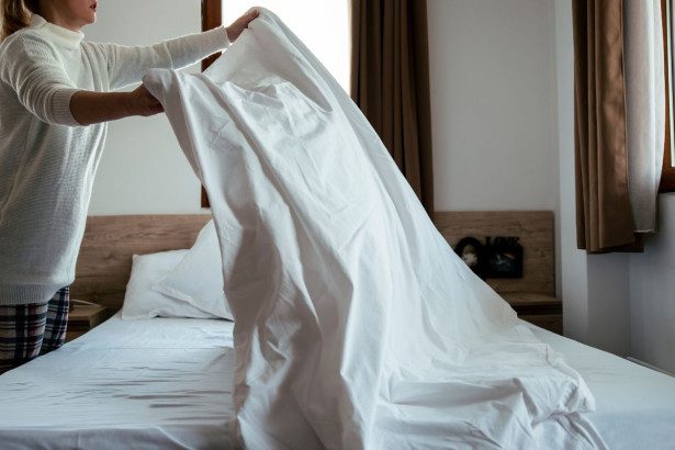 Kodėl nereikėtų skubėti kloti lovos iškart pabudus: ekspertų paaiškinimas