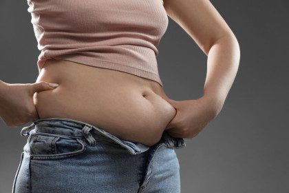 Kodėl su amžiumi daugėja pilvo riebalų? Naujas tyrimas paaiškina priežastį