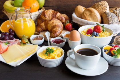 Kokie maisto produktai turėtų sudaryti tinkamus pusryčius?