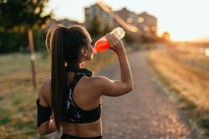 Naminis elektrolitų gėrimas – natūrali alternatyva sportiniams gėrimams