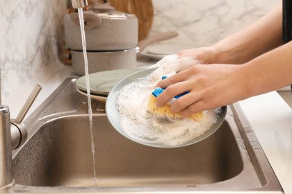 Pavojingos klaidos plaunant indus: ką svarbu žinoti
