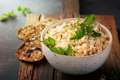 Rūkytos vištienos mišrainė su konservuotais ananasais