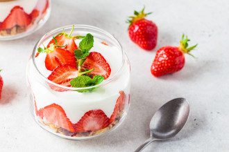 Sluoksniuotas maskarponės desertas su braškėmis