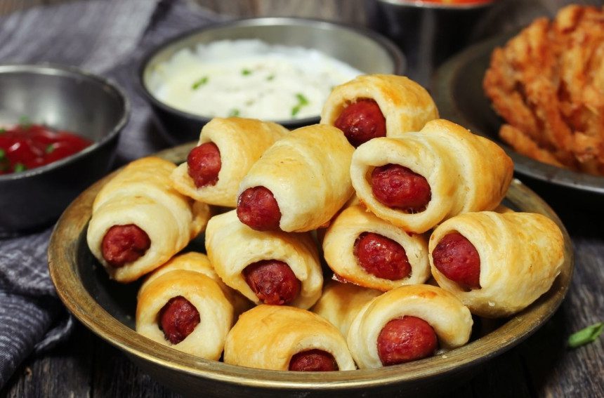 Sluoksniuotos tešlos bandelės su dešrelėmis