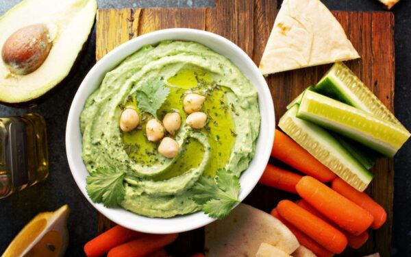 Žalias humusas su avokadais