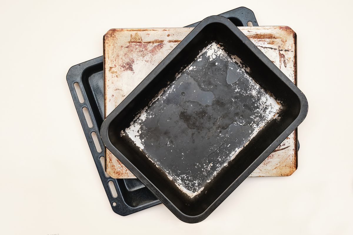 Kaip atnaujinti pridegusias kepimo skardas:  veiksmingi būdai