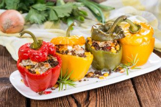 Aromatingais ryžiais įdarytos daržovės