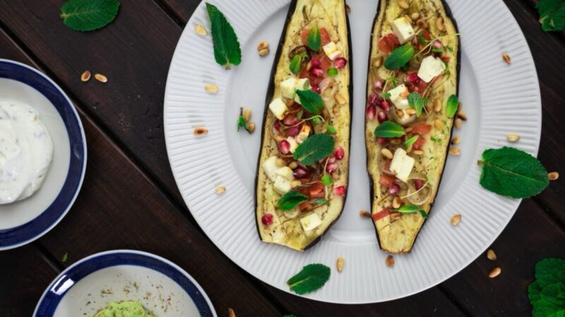 Feta ir granatų sėklomis įdaryti baklažanai