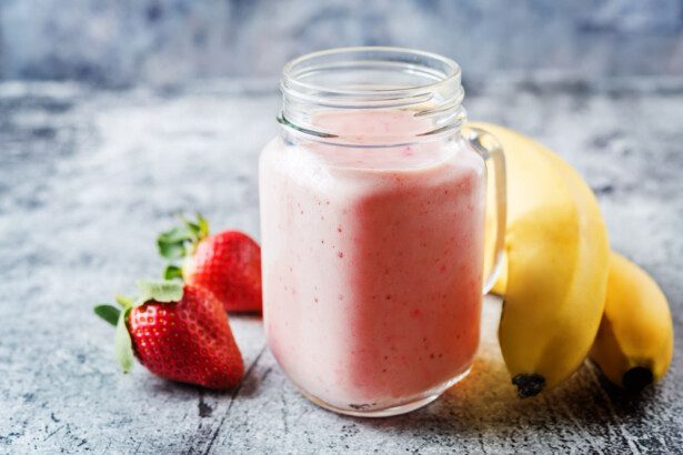 Gardus braškių ir bananų kokteilis
