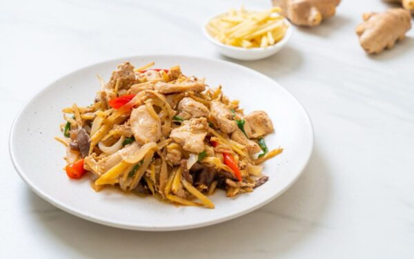 Greitai kepta vištiena su daržovėmis