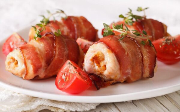 Įdaryta vištienos krūtinėlė apvyniota šonine