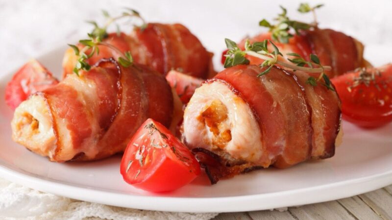 Įdaryta vištienos krūtinėlė apvyniota šonine