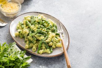 Makaronai su pesto padažu ir šparaginėmis pupelėmis