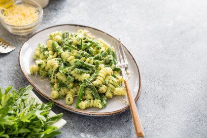 Makaronai su pesto padažu ir šparaginėmis pupelėmis
