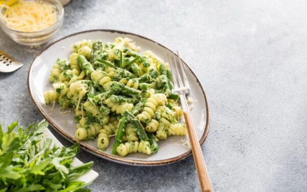 Makaronai su pesto padažu ir šparaginėmis pupelėmis