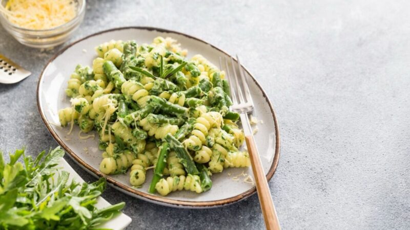 Makaronai su pesto padažu ir šparaginėmis pupelėmis
