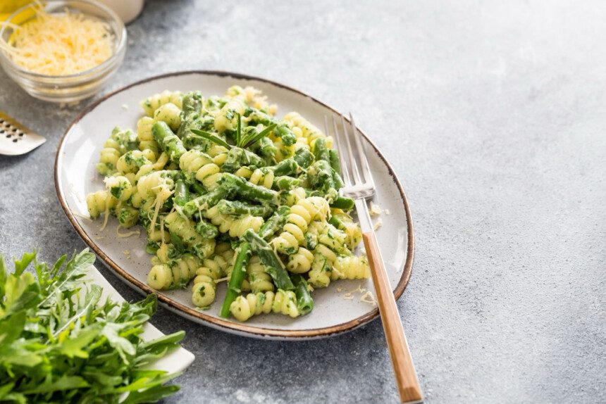Makaronai su pesto padažu ir šparaginėmis pupelėmis