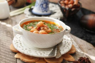 Pomidorinė avinžirnių sriuba su makaronais