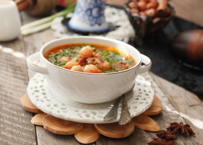Pomidorinė avinžirnių sriuba su makaronais