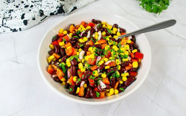 Pupelių ir kukurūzų salotos – tobulos prie grilio patiekalų