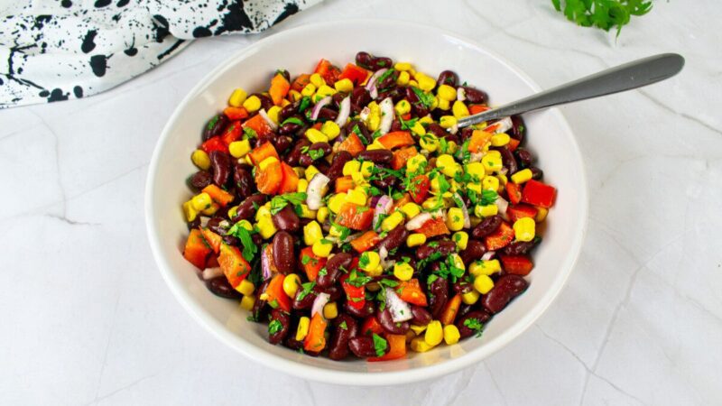 Pupelių ir kukurūzų salotos – tobulos prie grilio patiekalų