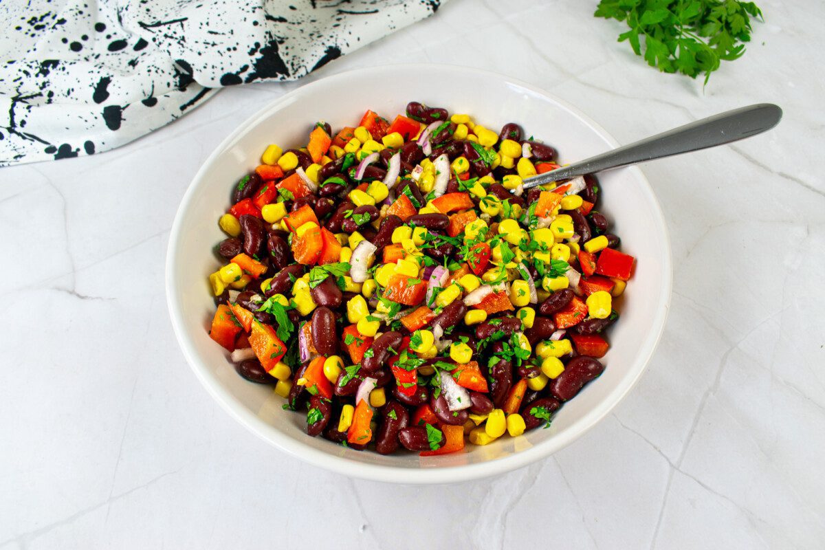 Pupelių ir kukurūzų salotos – tobulos prie grilio patiekalų